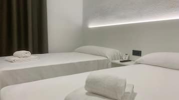 Habitación con 1 cama doble o 2 individuales | Escritorio, cortinas opacas, wifi gratis y ropa de cama