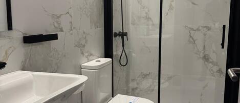 Double or Twin Room | Bathroom | Hair dryer, towels, soap, shampoo