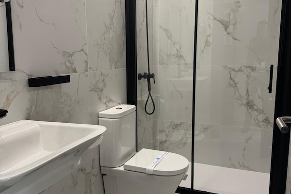 Double or Twin Room | Bathroom | Hair dryer, towels, soap, shampoo