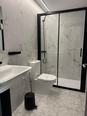 Doppel- oder Zweibettzimmer | Badezimmer