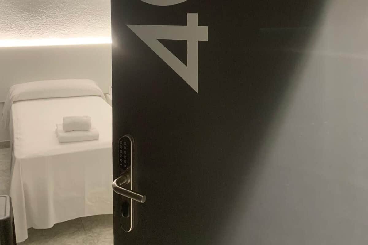 Une chambre d’hôtel avec une porte noire portant le numéro « 403 ».