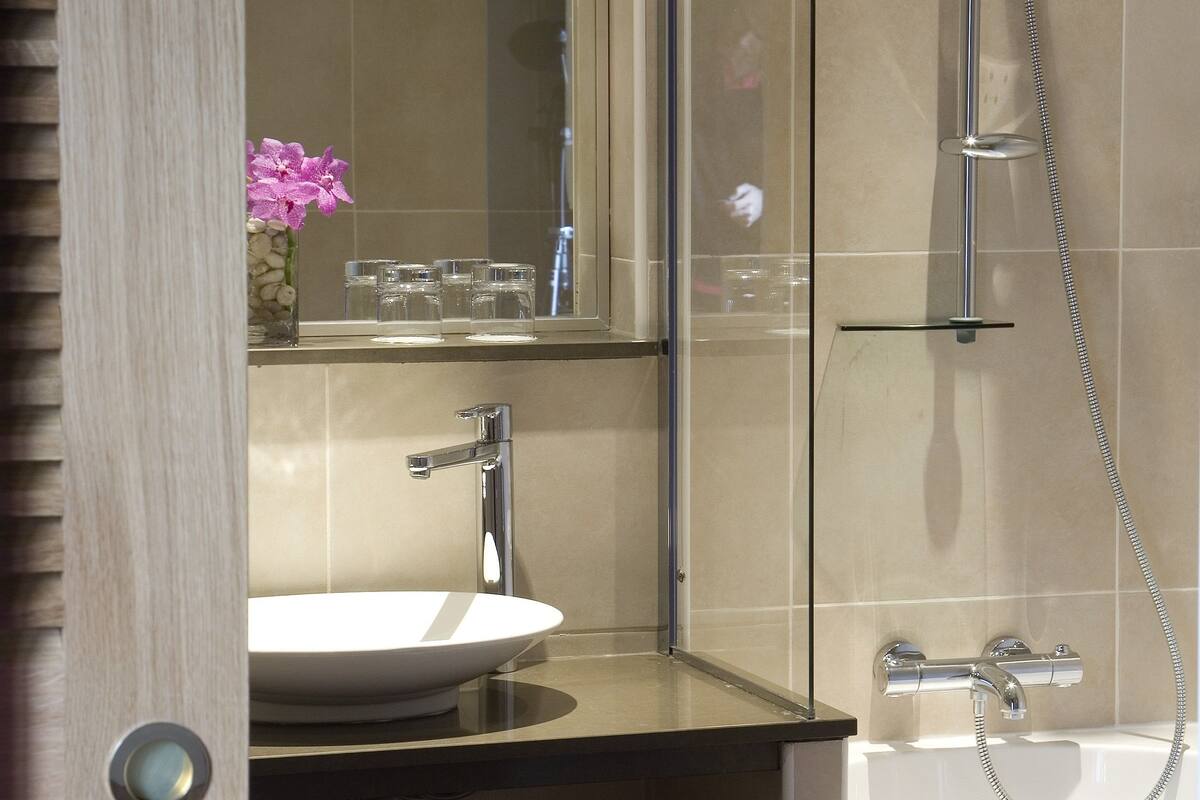 premium double or twin room, valley view | bathroom | free toiletries, hair dryer, bathrobes, towels