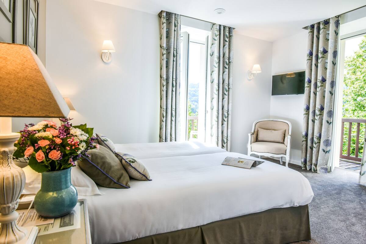 twin room (jardins) | premium bedding, in-room safe, desk, soundproofing