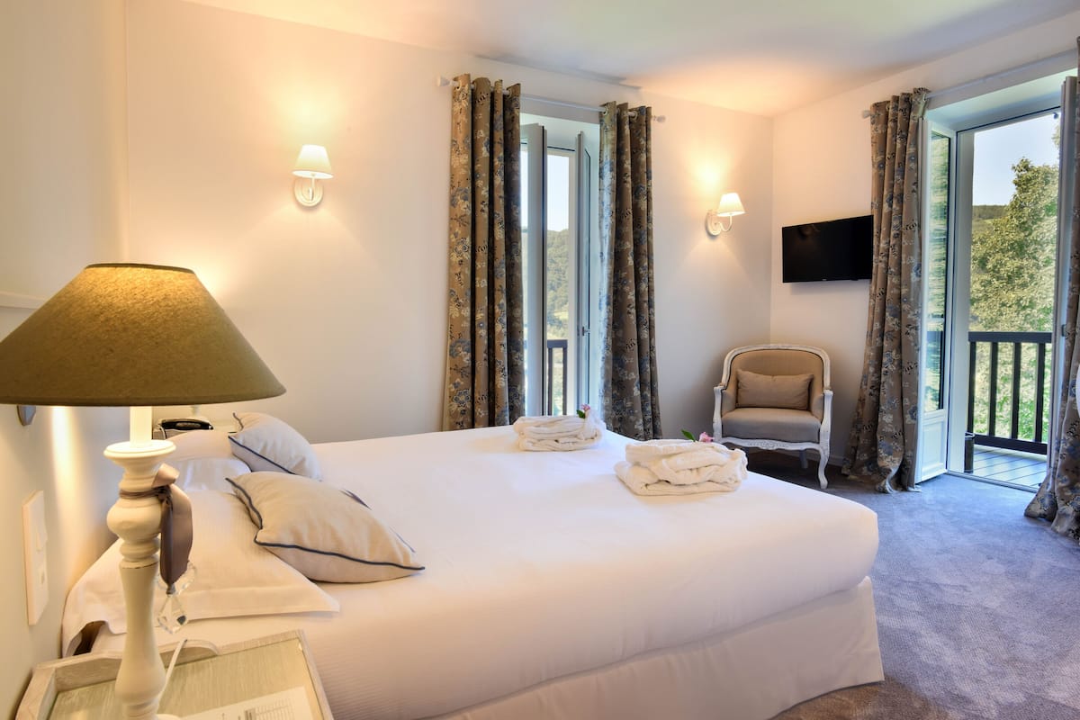 double room (jardins) | premium bedding, in-room safe, desk, soundproofing