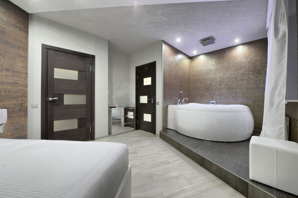 Suite, massasjebadekar | Wi-fi (inkludert) og sengetøy