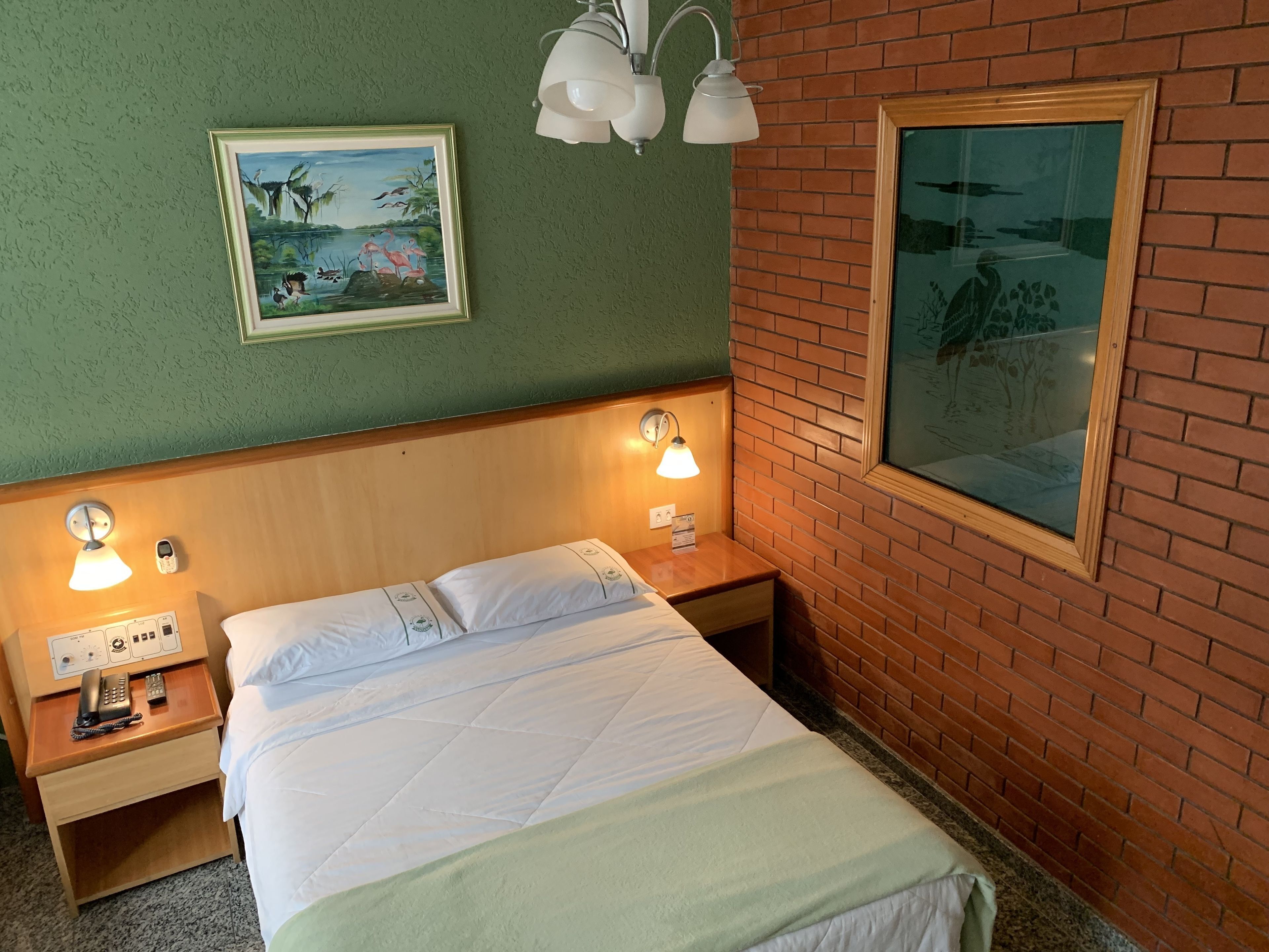 Minibar, escritorio, cortinas blackout y tabla de planchar con plancha 