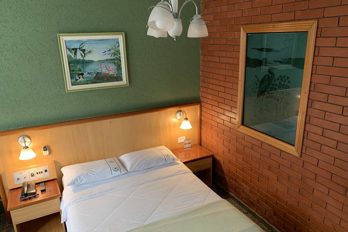 Minibar, escritorio, cortinas blackout y tabla de planchar con plancha