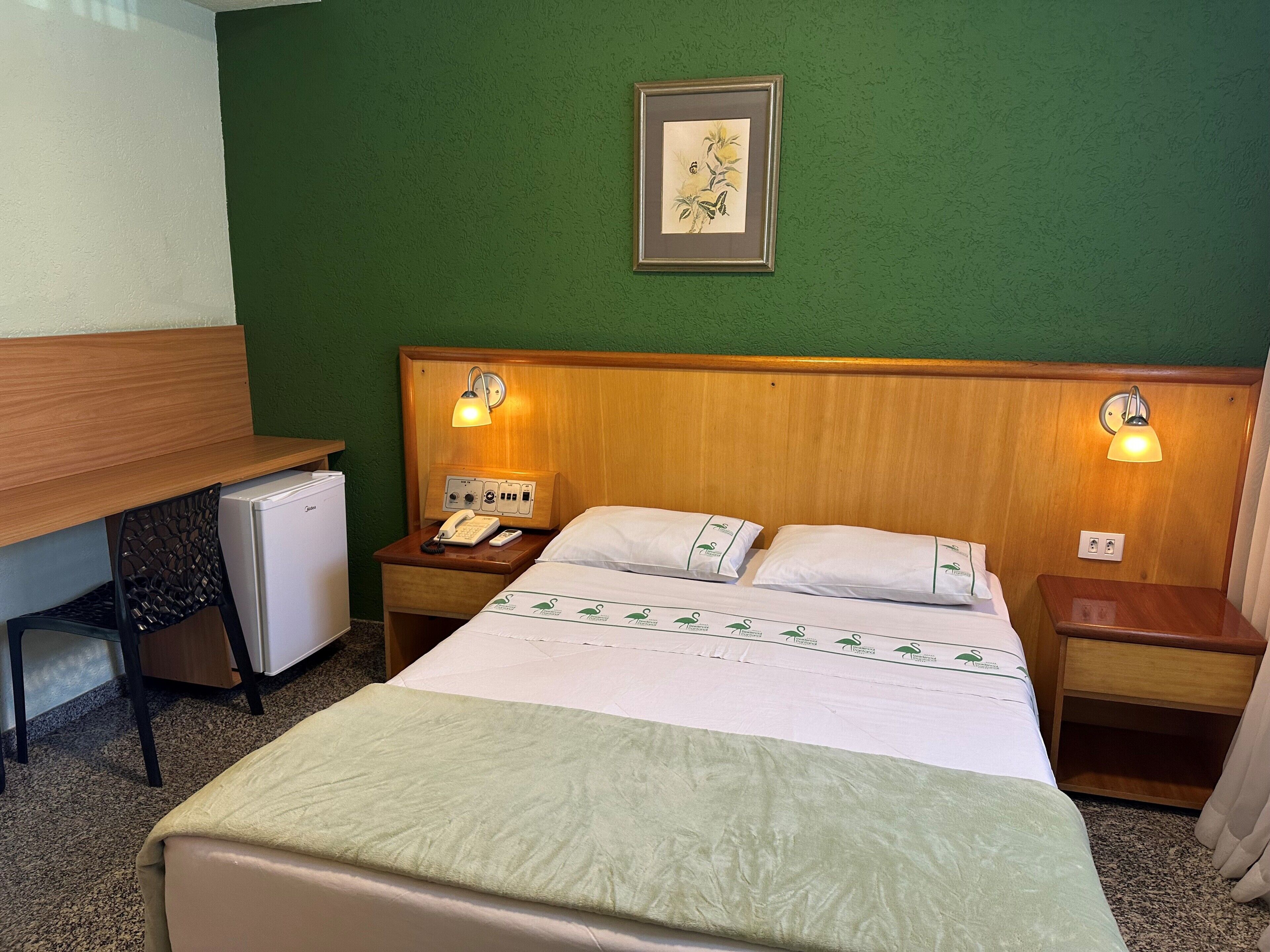 Standaard tweepersoonskamer | Een minibar, een bureau, verduisterende gordijnen