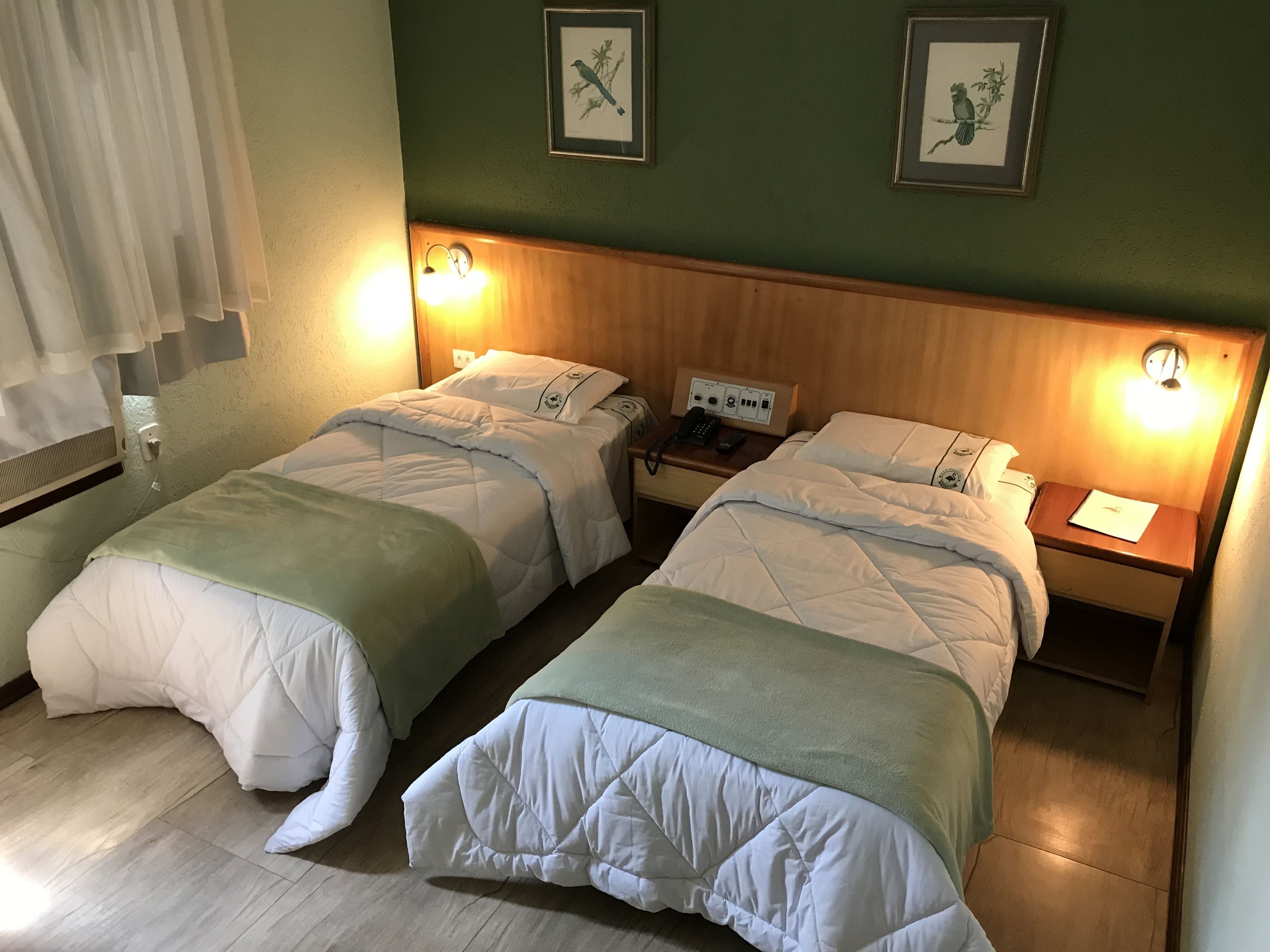 Minibar, escritorio, cortinas blackout y tabla de planchar con plancha 