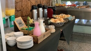 A buffet setup with various food items, including fruits, bread, and beverages. - Hotel Pantanal Chácara Klabin (São Paulo)
