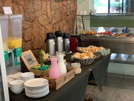 Café da manhã continental grátis todos os dias