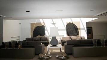 Una sala de estar moderna con un conjunto de sofá, una mesa de centro y jarrones decorativos.