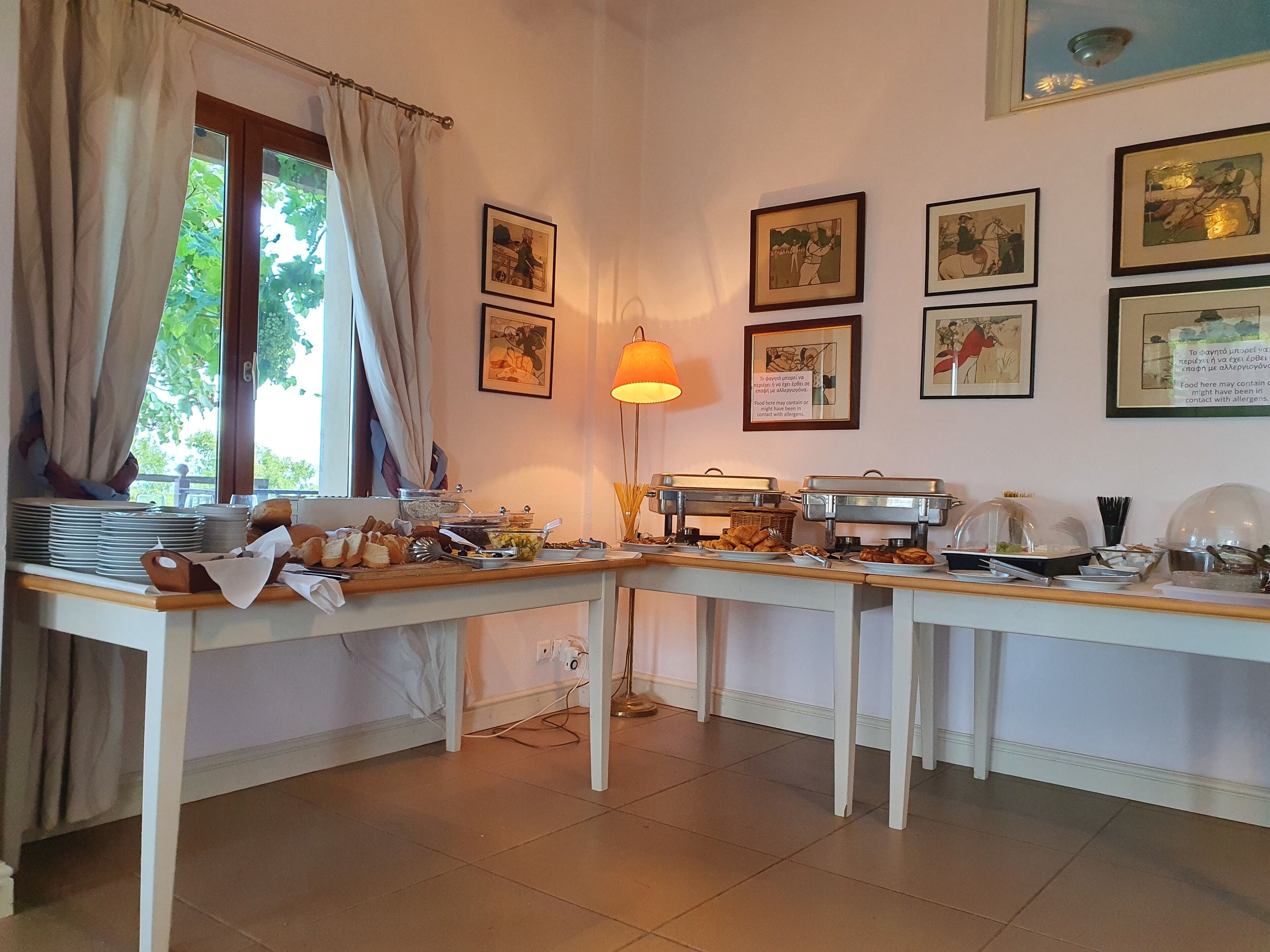 Ein reichhaltiges Frühstücksbuffet mit verschiedenen Speisen und einer Lampe.