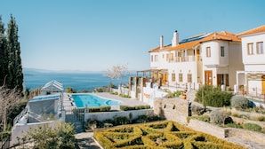 Eine mediterran gestaltete Villa mit Swimmingpool, angelegtem Garten und Meerblick.