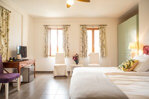 Habitació doble o amb dos llits individuals, vistes parcials al mar | Minibar, caixa forta a l'habitació, wifi gratuïta i roba de llit 