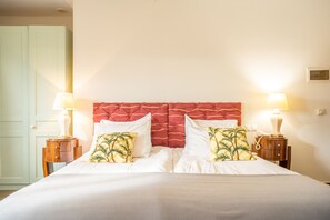 Kamer, 1 twee- of 2 eenpersoonsbedden, gedeeltelijk uitzicht op zee | Een minibar, een kluis op de kamer, gratis wifi, beddengoed