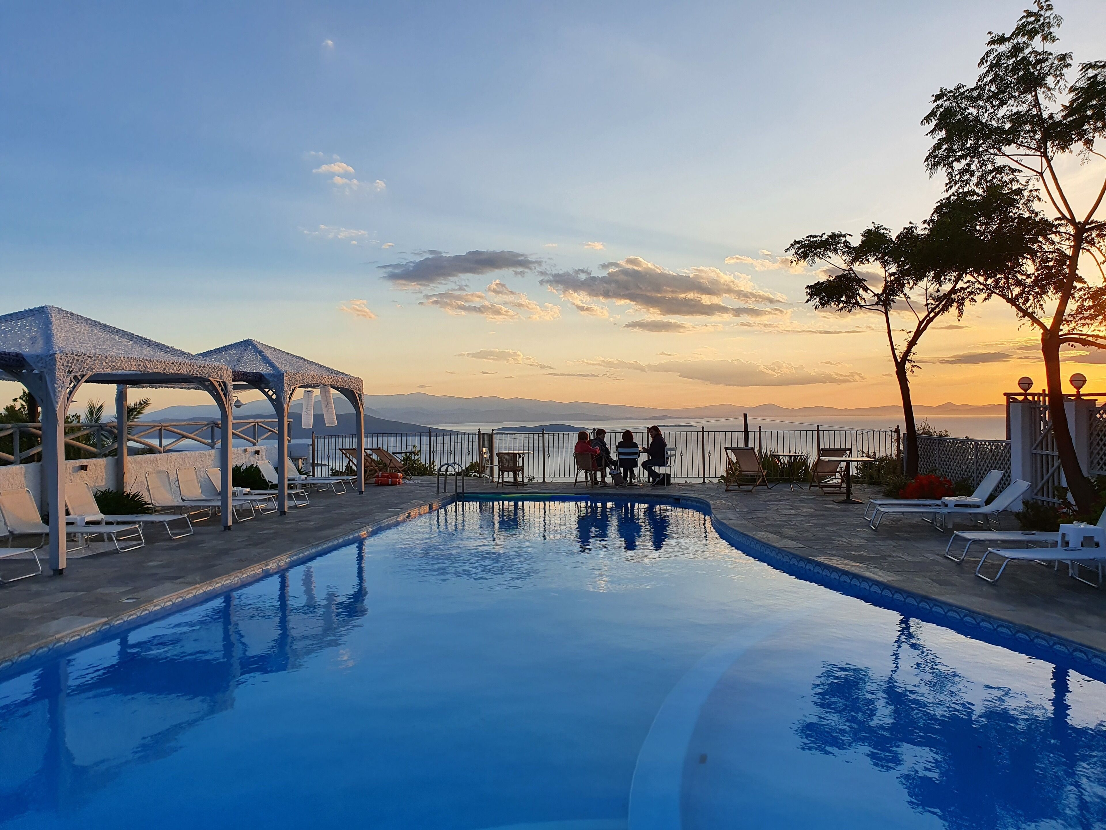 室外游泳池，10:00 至 19:00 开放，日光浴躺椅