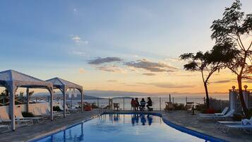 Piscine extérieure, chaises longues