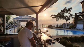 Bar à beira da piscina