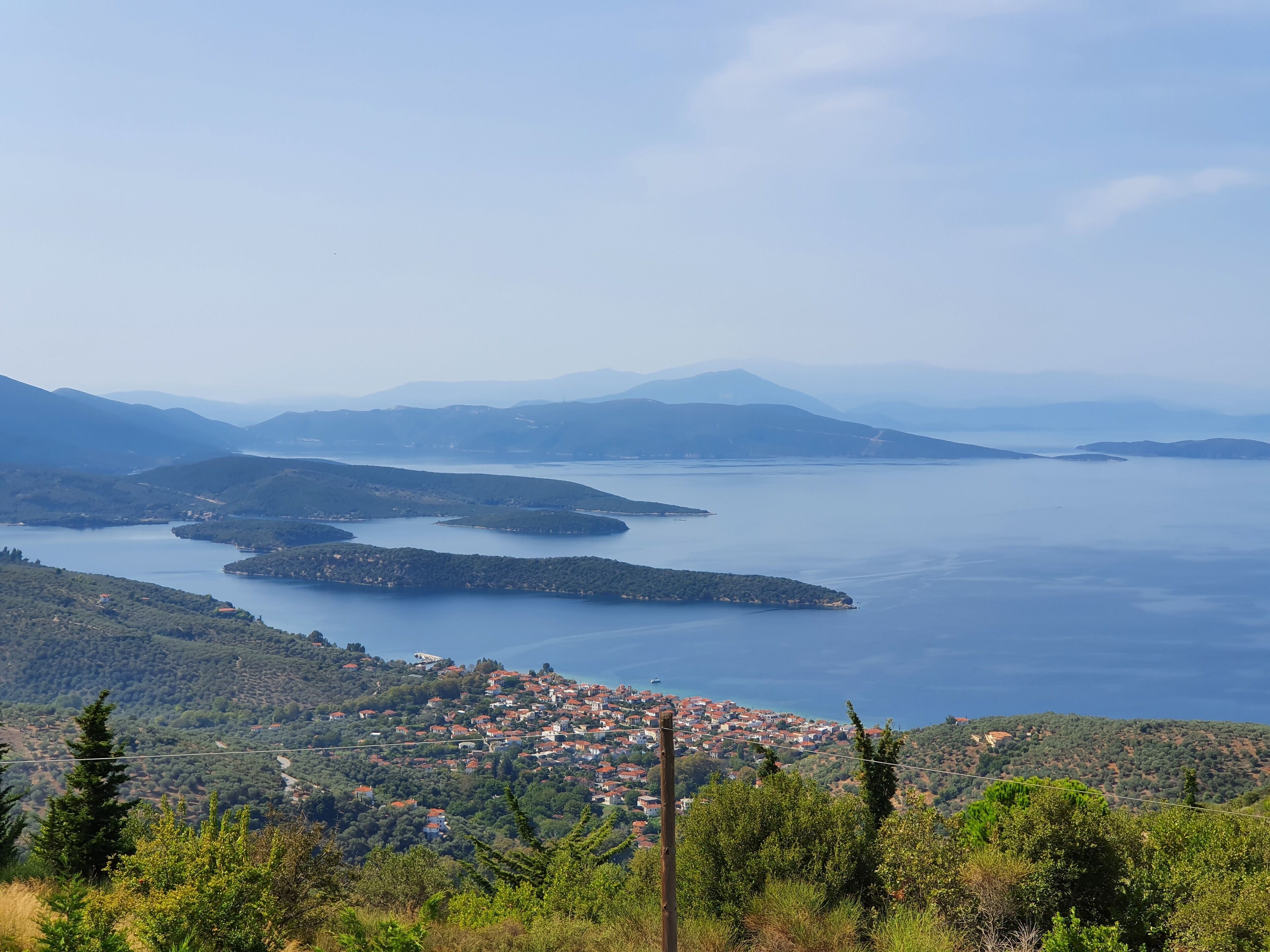 Un pueblo costero con vistas al mar y a las montañas.