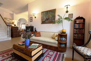 Lobby sitting area - Lagou Raxi Country Hotel (South Pelion)