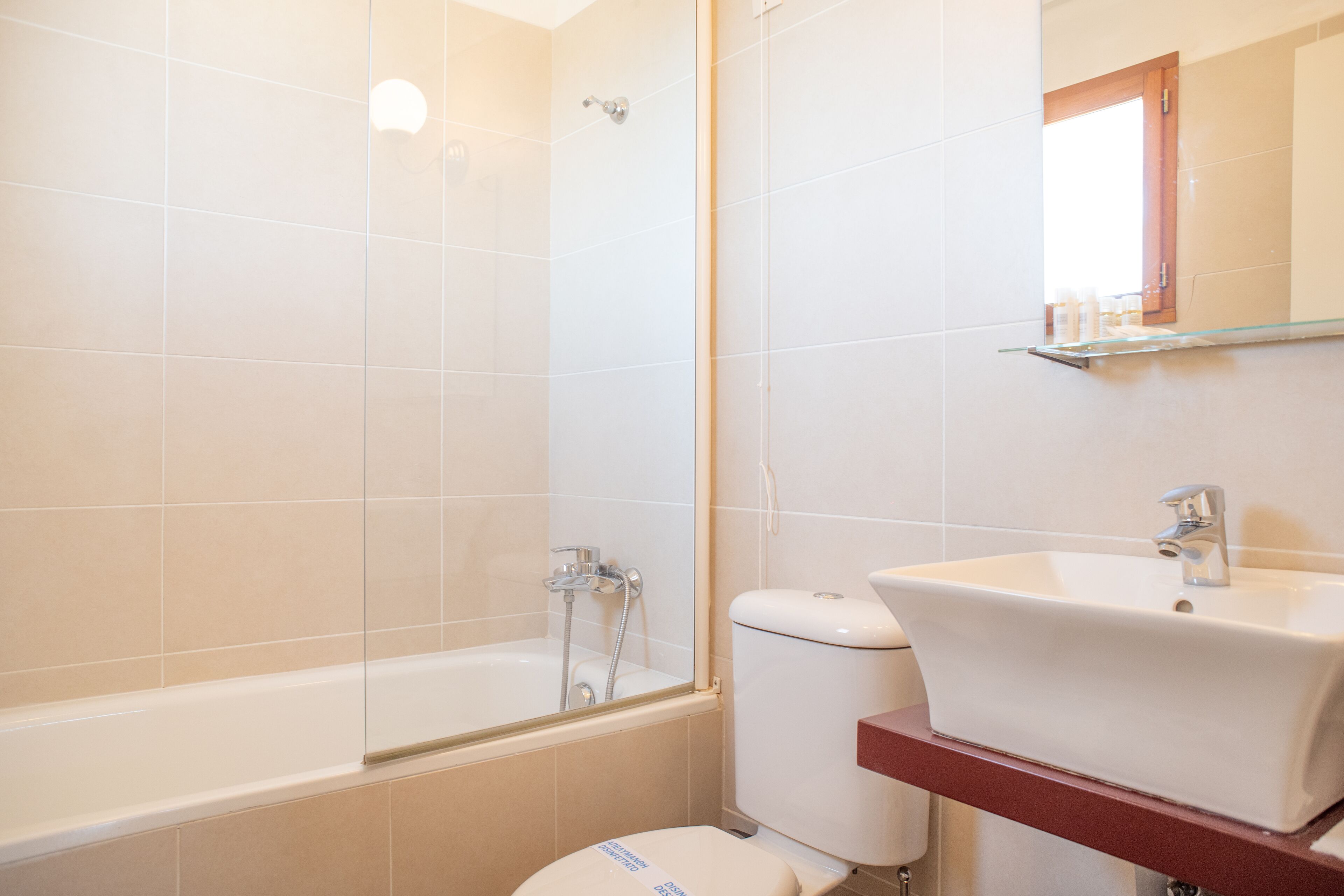 Un baño con bañera, inodoro y lavamanos.