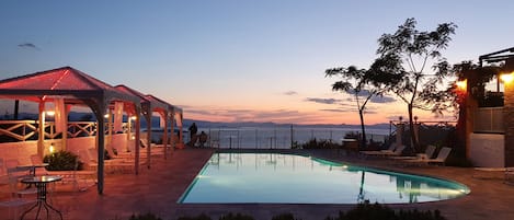 Piscine extérieure, accÚs possible de 10 h à 19 h, chaises longues