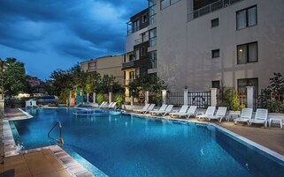 Una piscina al aire libre