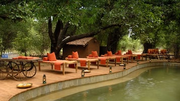 Una piscina al aire libre