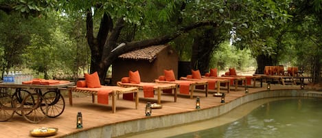 Una piscina al aire libre