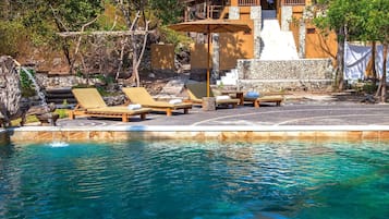 Kolam renang outdoor