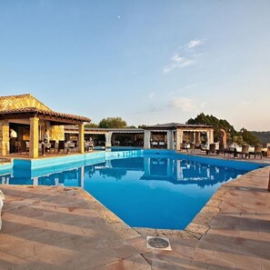 Outdoor pool, pool umbrellas, sun loungers - Residence Stella Di Gallura (Olbia)