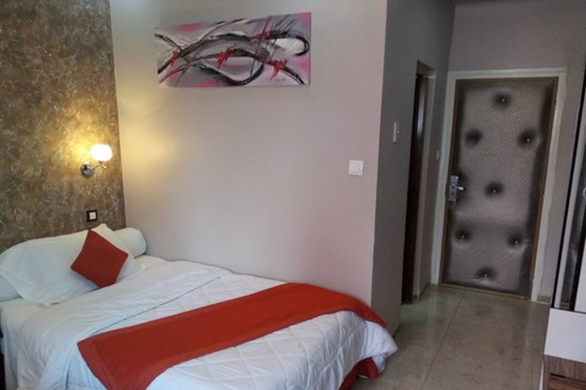 Ropa de cama de alta calidad y caja de seguridad en la habitación 
