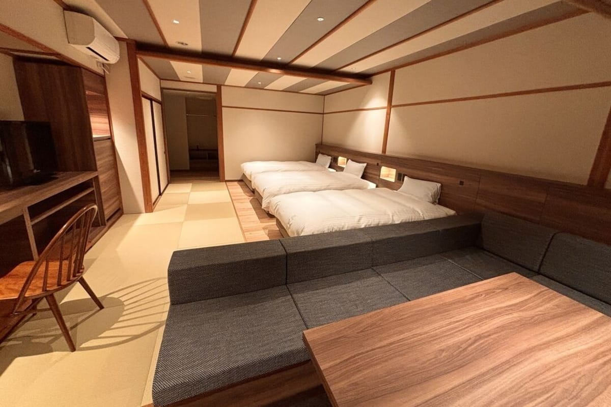Une pièce comprenant un lit, un bureau, une chaise et un canapé.