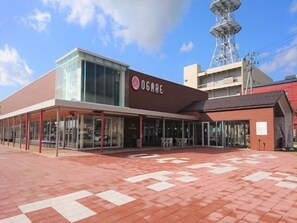 Ein Gebäude im modernen Design mit Glasfassade und einer auffälligen Schilderung.