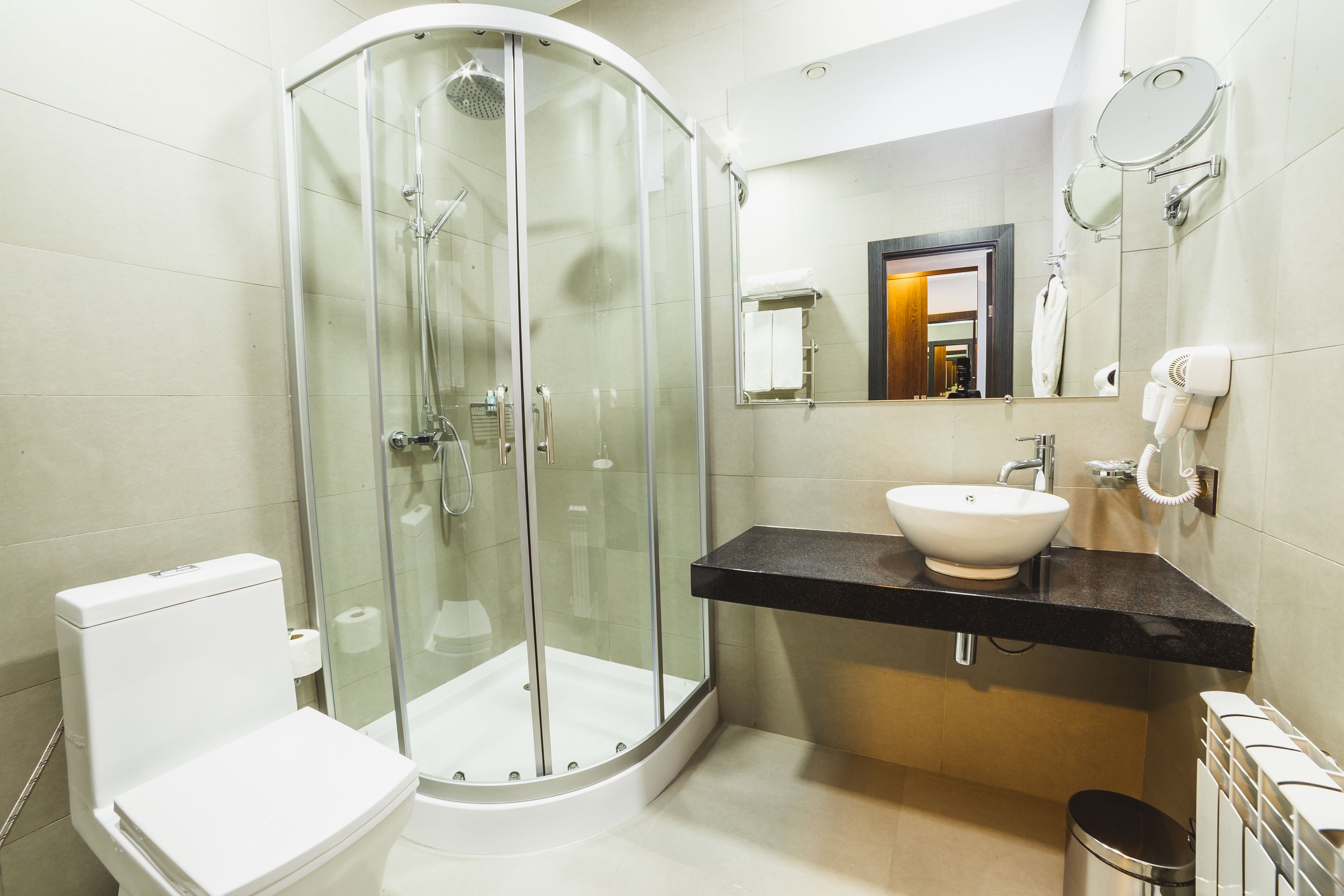 Articles de toilette gratuits, sèche-cheveux, peignoirs, chaussons