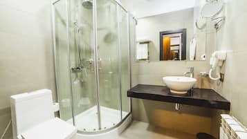 Articles de toilette gratuits, sĂšche-cheveux, peignoirs, chaussons