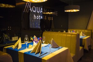 Desayuno buffet (RUB 400 por persona) 