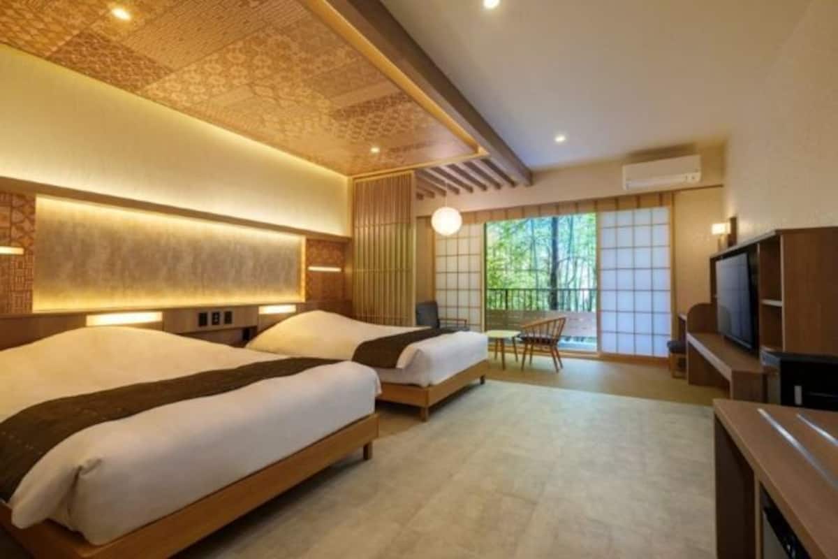 Decoración personalizada y espacio para trabajar con laptop