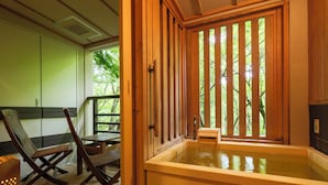 A wooden bath with a view of trees, a wooden chair, and a small table. - Mizunoto (Hakone)