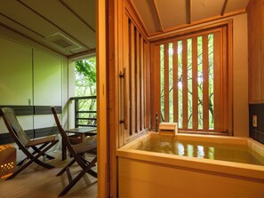 Chambre avec lits jumeaux | Salle de bain