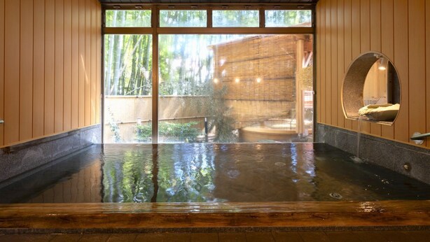 A hot spring bath with wooden walls and a large window. - Mizunoto (Hakone)