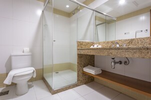 Ducha, artículos de higiene personal gratuitos y toallas