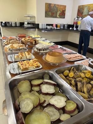 Buffet déjeuner gratuit tous les jours