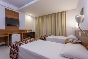 Habitación estándar con 2 camas individuales | Minibar, escritorio, espacio para trabajar con un portátil