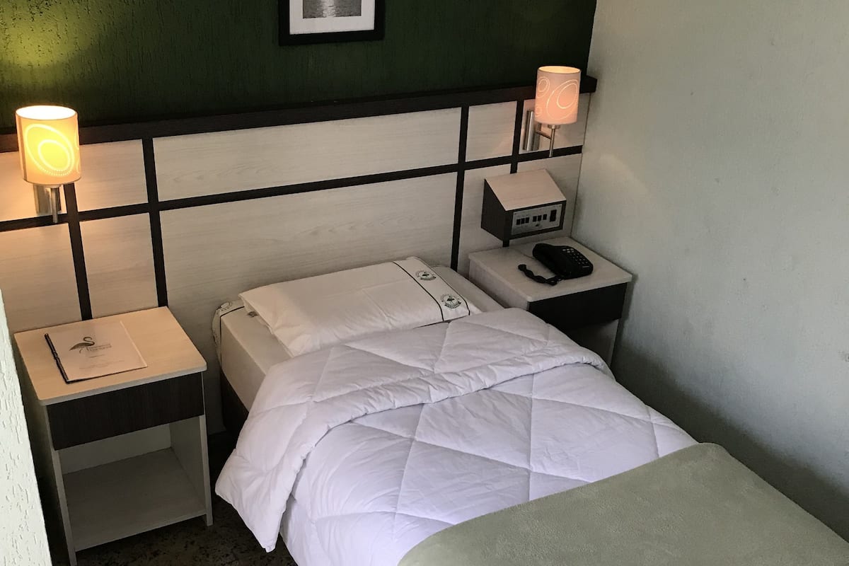 Single Standard Room | 迷你吧、書桌、遮光布/窗簾、熨斗/熨衣板