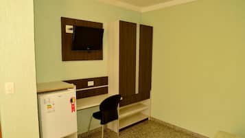 Minibar, escriptori, cortines opaques i planxa i posts de planxar
