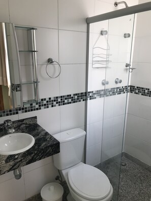 Ducha, secador de pelo y toallas