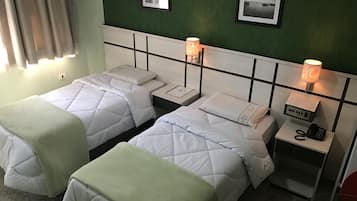 Habitació estàndard | Minibar, escriptori, cortines opaques i planxa i posts de planxar