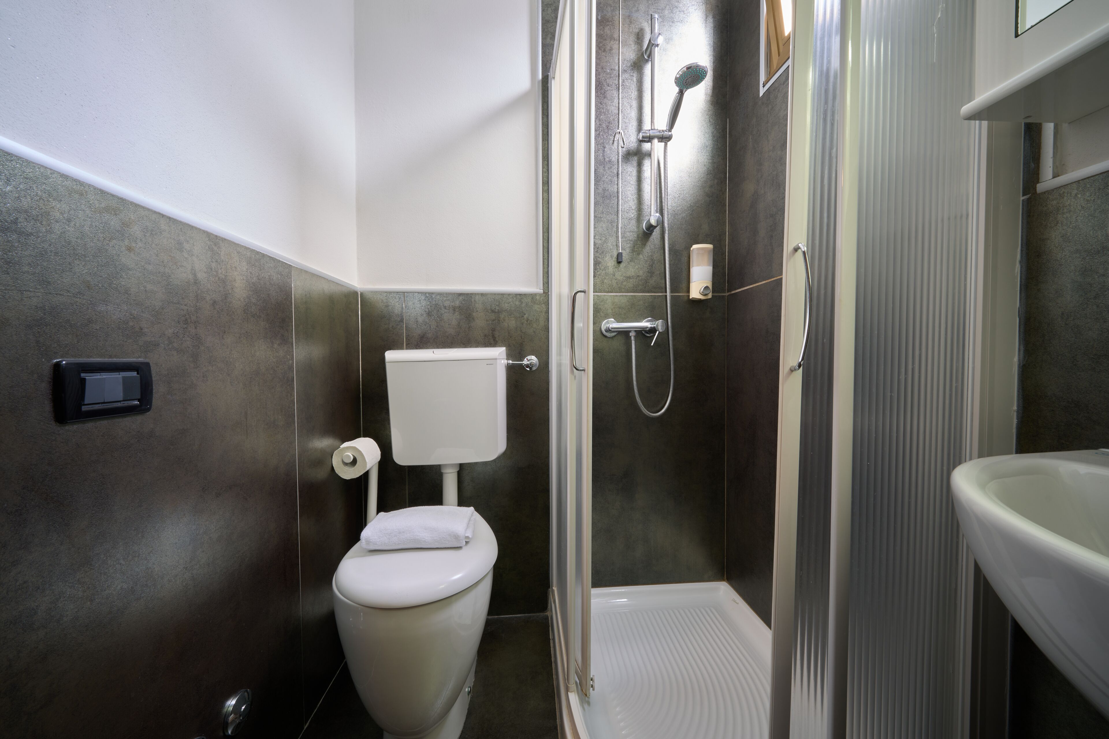 double or twin room, balcony | bathroom | shower, towels